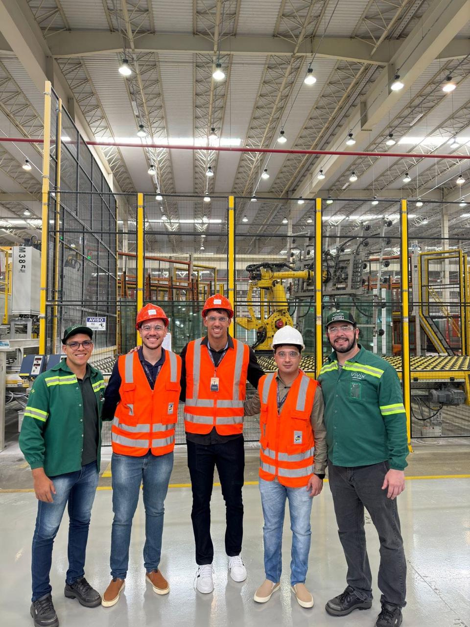 Engenheiro escrevendo código no escritório da Aiyra